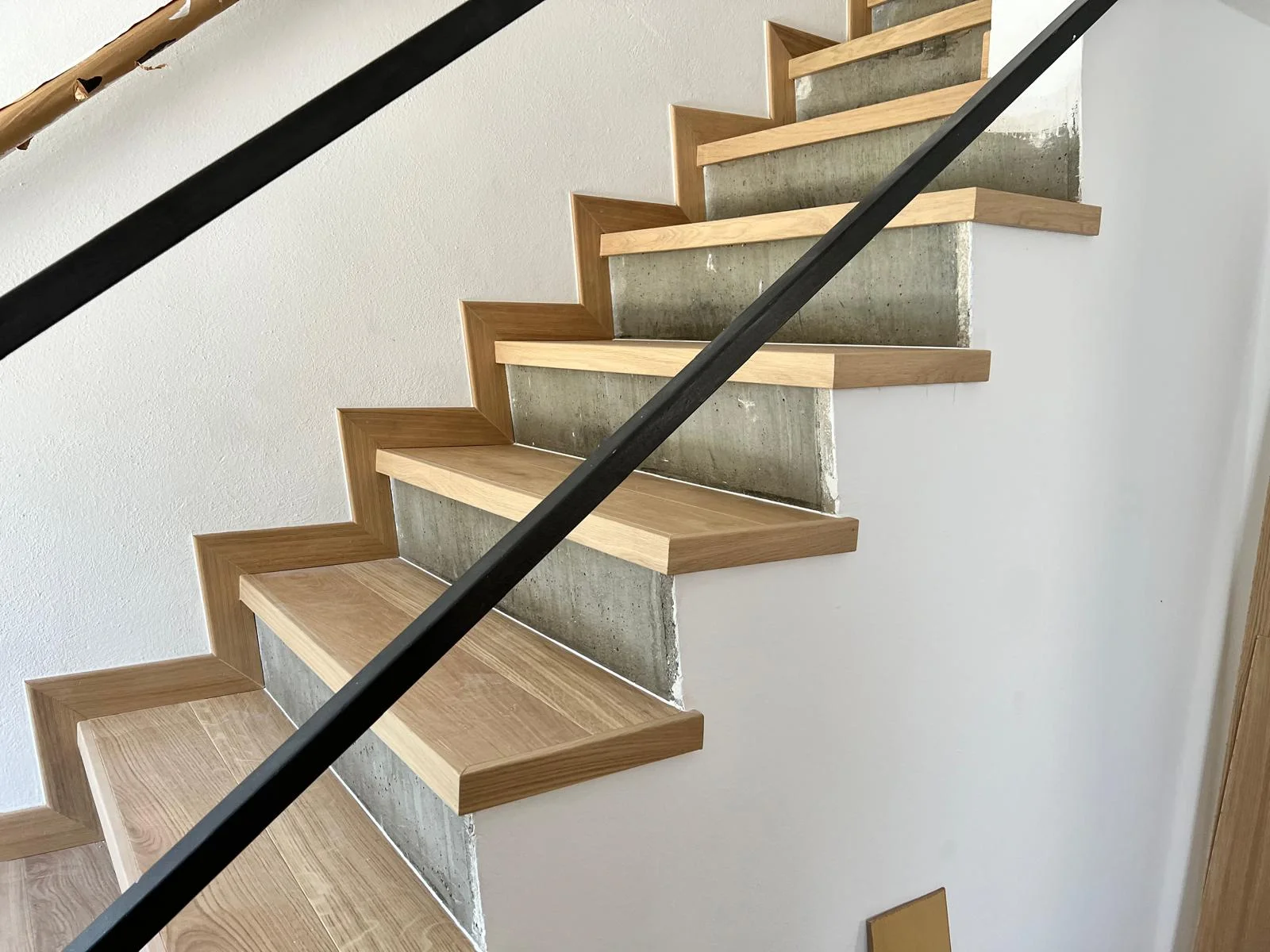 Lavoro Spazio Group SRL — Rivestimento scale in legno a Milano, intervento 25