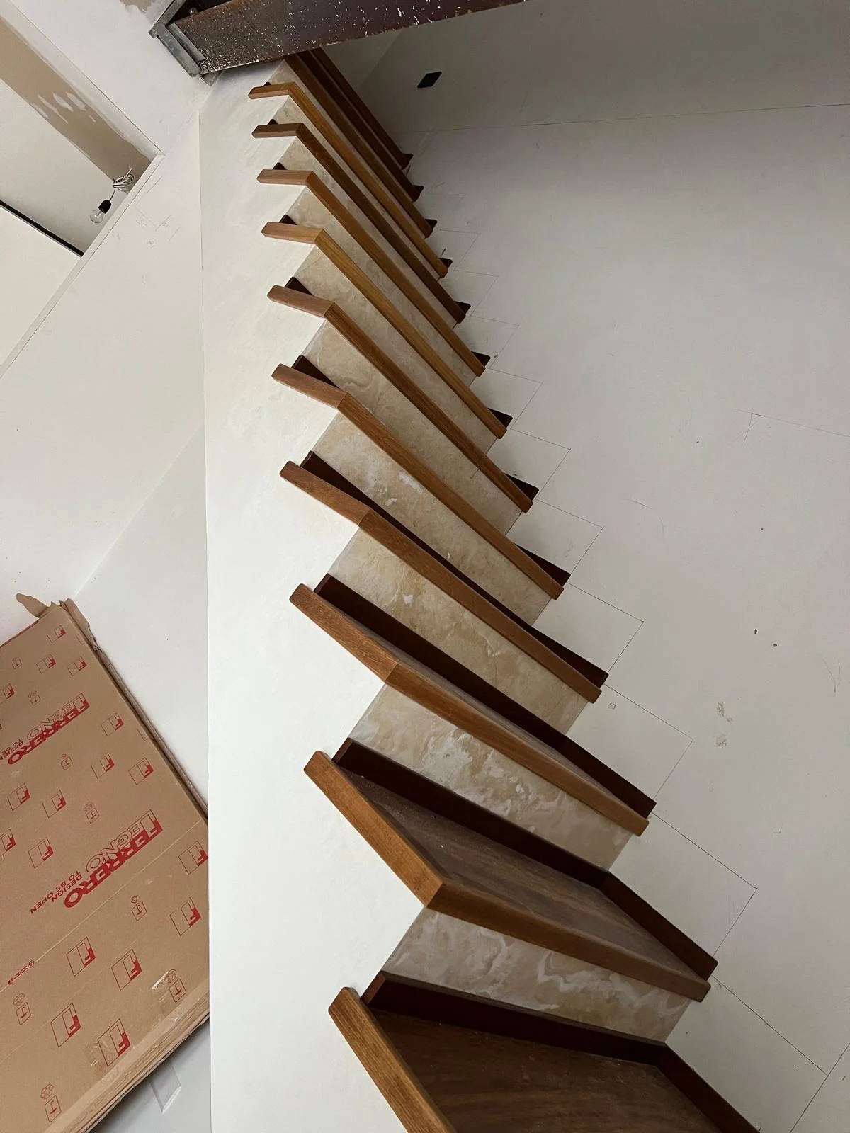 Lavoro Spazio Group SRL — Rivestimento scale in legno a Milano, intervento 6