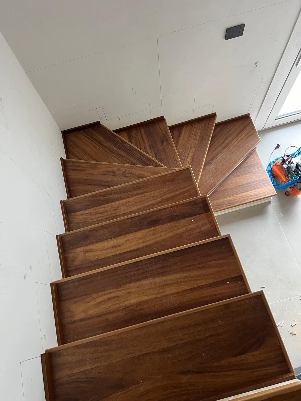 Lavoro Spazio Group SRL — Rivestimento scale in legno a Milano, intervento 8